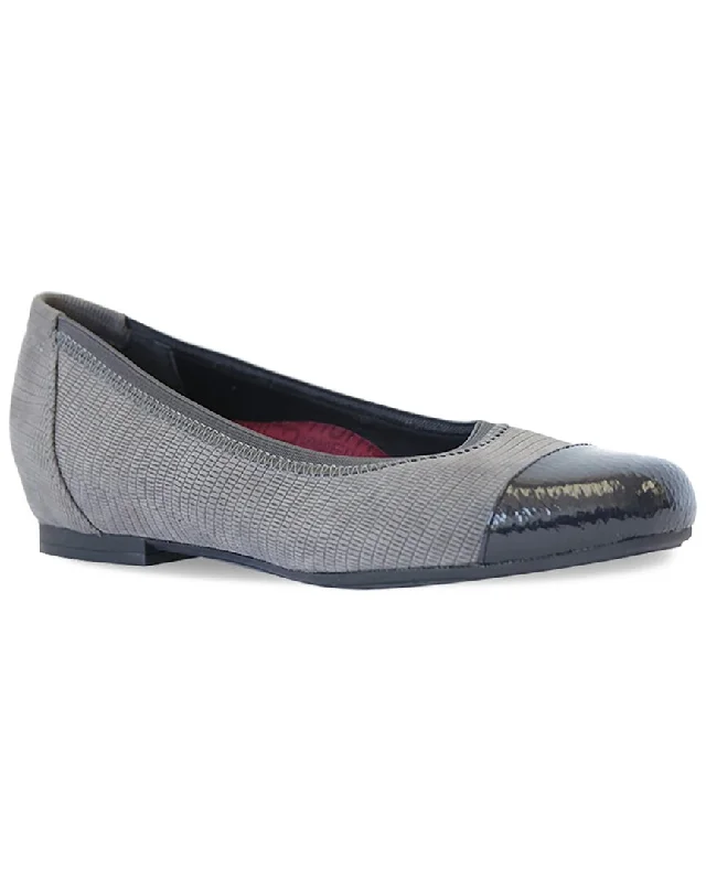 Munro Danielle II Nubuck/Patent Flat